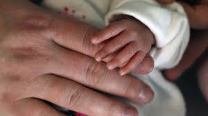 Fast 14 prozent der dreijährigen leiden unter milchzahnkaries. Unbemerkt Schwanger Frau Bringt Baby Beim Zahnarzt Zur Welt Stern De