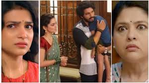 Sailee is becoming a crying 😢 baby 🤱!!!!instead of telling Roshni both of  them are daughters in-law, both their hands 👐 are functioning properly And  tell Renuka to do it for Roshni,😡😡Sachin