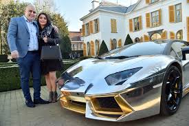 © gerard van offeren salar azimi zet zich neer voor een interview. Van Straatarme Asielzoekers Tot Decadente Miljonairs Deze B Het Nieuwsblad Mobile