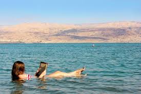 Il mar morto è anche una nota meta balneare, i turisti ci vanno a frotte sia sulla sponda israeliana che su quella giordana per le proprietà benefiche dell'acqua e dei fanghi presenti sulle rive. Giornata Di Relax Nel Mar Morto Da Gerusalemme 2021