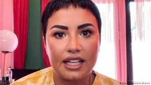 Dyhzy ya había anticipado en el pasado que tiene pensado cambiar el nombre alberto fernández puso en marcha del documento nacional de identidad (dni) para personas no binarias, que fue publicada en el boletín oficial. Estoy Orgullosa La Cantante Demi Lovato Se Declara De Genero No Binario Actualidad Dw 19 05 2021