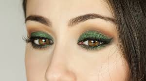 Hier sollte der teint perfekt aussehen, weil dann das augen make up einfach besser zur rouge und lippen bei einem smokey eyes schminken. Green Smokey Eye Make Up Tutorial By Hatice Schmidt Youtube