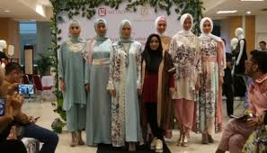 Pada akhir show nya, anniesa mendapatkan standing ovation atau tepuk tangan dengan berdiri dari para hadirin. Anniesa Hasibuan Tampilkan Koleksi Lebaran 2017 Cantik Tempo Co