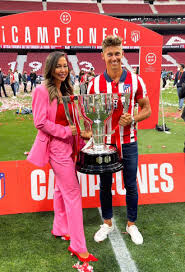 Acompanha o perfil dos jogadores (por exemplo perfil marcos llorente), página de equipas (por exemplo página atl. Marcos Llorente Facebook