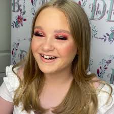 So pretty😍😍 . #makeup #makeupartist #makeuplooks #makeuptransformation  #makeupinspo #under_ratedmakeup #undiscovered_muas #undiscoveredmuas  #makeupgoneglam #wakeup2slay #makeupfanatic1 #makeupmafia #lfl  #staceymariecarnivalpalette #peachesandcream ...