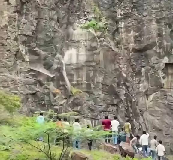 आत्महत्या करणार्‍या मुलाला वाचवताना वडिलांचा मृत्यूपती आणि मुलाच्या मृत्यूच्या धक्क्याने आईनेही संपवले जीवन