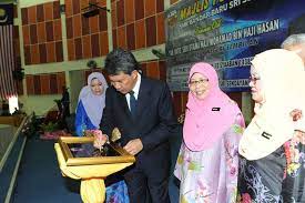 Aminuddin hamat hambali is with azizi zakaria at smk tunku ampuan najihah. Mohamad Haji Hasan Ar Twitter Merasmikan Sekolah Menengah Kebangsaan Smk Bandar Baru Sri Sendayan Di Dewan Smk Bandar Baru Sri Sendayan