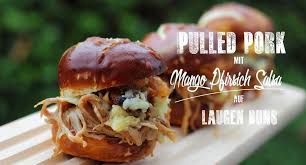 pulled pork mit mango pfirsich salsa auf laugenbuns pulled pork pfirsich pulled pork rezept