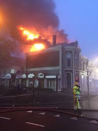 In een woning boven een tapijtwinkel aan de diezerkade in zwolle woedt zaterdagochtend een grote brand. Zeer Grote Brand In Woning Aan Diezerkade