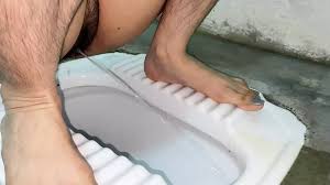 Slim Girl Ne Peshab Karne Ke Baad Kati Apni Jhant Indian Toilet Peeing:  Desi Porn
