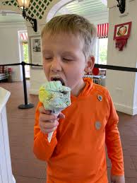 What behaviors are noticed in kids due to food dyes?