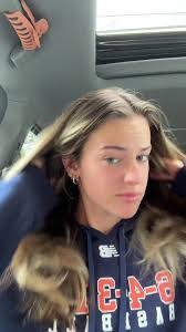 Ella Robbins's Instagram, Twitter & Facebook