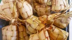 Misalnya seperti kikil, krecek, babat, ceker ayam, daging ayam, kacang hijau, beras yang dibuat lontong atau ketupat, kacang, beras ketan putih/hitam, sagu mutiara, ubi. Ketupat Dimanaja Com