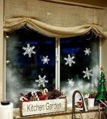 Window Snowflakes Are So Easy Using Window Snow Spray Christmas Window Decorations Window Snowflakes Bright Christmas Decorations