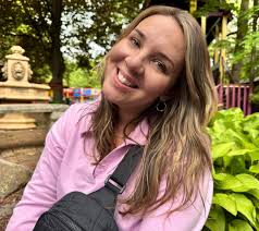 Can a photo be edited to remove sign and purse?