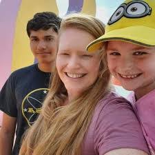 Beth Justus's Instagram, Twitter & Facebook