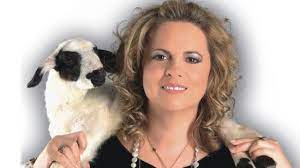 Η τραγουδίστρια εκπροσωπήθηκε από την δικηγόρο της, η οποία σημείωσε ότι η. Efh 8wdh O Tramp Zhthse Na Toy Tragoydhsw To Mphkan Ta Gidia Sto Mantri Aftodioikisi Gr