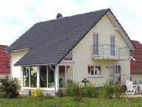 Hier finden sie häuser vieler immobilienportale und durch die einfache & schnelle häusersuche mit intuitiven filtermöglichkeiten ist das ziel traumhaus zum greifen. Neu Haus Mit Garten So Wie Es Den Kindern Gefallt