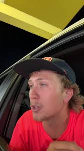 Disfrutando la Noche con Comida Rápida de McDonald's