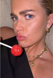 Ashleigh wall (@ashwall_)