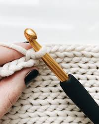 Pin Von Martina Pilgrim Auf Hakeln Video In 2020 Grob Gestrickte Decke Decke Stricken Ohne Nadeln Decke Stricken