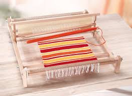 Die beiden freuen sich schon auf die bunten tischdeckchen, die sie mit dem praktischen webrahmen zusammen kreieren werden. Profi Webrahmen Webbreite 48 Cm Online Kaufen Buttinette Bastelshop