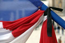 Journée de deuil national — deuil national un deuil national est une journée dont le gouvernement d un pays décide officiellement qu elle sera marquée, durant les activités de la population, par le deuil. Hommage A Valery Giscard D Estaing Journee De Deuil National