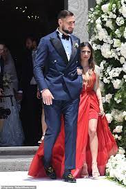 Milan ile sözleşmesi sona eren i̇talyan kaleci gianluigi donnarumma, fransız devi psg ile anlaşma sağladı. Ac Milan Goalkeeper Ties The Knot With The Mother Of His Child In A Very Lavish Italian Ceremony Daily Mail Online