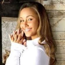 Stream Caroline Limeira music