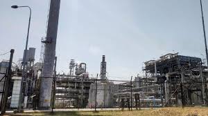 Sebagai salah satu kilang tercanggih di dunia, kilang pertamina tuban memiliki kapasitas pengolahan sebesar 300 ribu barel per hari yang akan menghasilkan 30 juta liter bbm per hari untuk jenis gasoline dan diesel. Berkapasitas 300 Ribu Bph Proyek Kilang Minyak Tuban Diprediksi Sampai 6 Tahun Surya