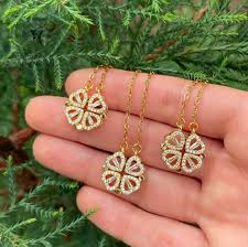 🍀 Collar trébol de corazones 😍 • Tiene dos modos de uso 🤍 • Colores:  Plateado & Dorado - Envios a todo el país 🚛 - Todas las tarjetas 💳 -  Calidad 100% asegurada. ByLina🌼 #regalo #regalos #regalosoriginales  #sanvalentin #amor #sanvalentinesday ...