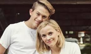 Laura jeanne reese witherspoon is an american actress, producer, and entrepreneur. Reese Witherspoon 43 And Son Deacon 16 Could Pass For Siblings Daily Mail Online