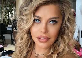 Loredana is an impressive live performer, fascinating vocalist and maverick musician experimenting thru. Pro Tv Loredana Groza Super Sexy Pe Instagram Cum S A Fotografiat Artista