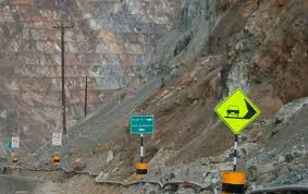Señalamiento de prevención de accidentes en operaciones mineras de Arequipa