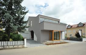Das Wohnhaus Aus Den 1980er Jahren Erhielt Einen Neuen Anbau Mit Dunkelgrauem Anstrich Und Windfang Aus Glas Und Eiche Anbau Haus Wohnhaus Und Fassade Haus
