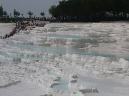It is a large flowstone formation created by heavily mineralized springs flowing from a hillside. Von Alanya Nach Pamukkale