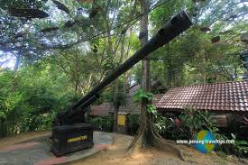 Muzium perang ini yang terletak di batu maung merupakan salah satu tumpuan para pelancong di pulau pinang. Penang War Museum Batu Maung