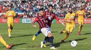 Lorenzo crisetig (crotone) conquista un calcio di punizione nella propria meta' campo. Serie B Il Cosenza Esulta Con Tutino Il Crotone Torna Alla Vittoria
