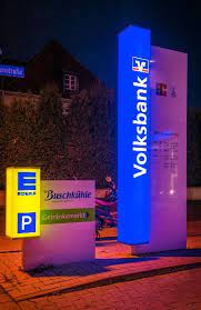 werbepylon mit aufgesetzten acryl formteilen led technik werbeschilder edeka