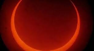 Sebaiknya didalam melaksanakan shalat gerhadan bulan, bacaan fatihah dan juga bacaan surat dalam shalat tersebut dinyaringkan (dikeraskan). Tata Cara Sholat Gerhana Matahari Lengkap Terjemah Dan Latin