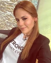 Que hacen? ¿Cómo están? Los leo🧐 Por aquí ando familia! 📺🎥@diaadiat2  @telemundo #work #host #tvpresenter