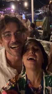 Ben Bade Nur Okçuoğlu Sarısayın. Adımın Bade'den sonraki kısmının uzunluğu  beni yordu ve onları “Nosa” olarak zip'ledim. Bu benim 2018'de “sahne adı”m  oluverdi sonra. 2020'de “Merhaba, ben kendim abla” diyerek 7 yaşındaki