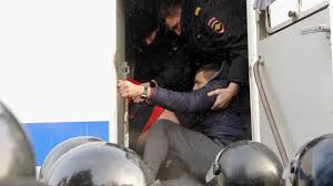 Правоохранители задержали ее во время шествия к. Yuliyu Navalnuyu Zaderzhali Na Akcii V Moskve Novosti Obshestvo Kommersant