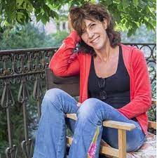 Gli attori maria amelia monti e paolo calabresi, in scena al teatro nuovo di verona con la commedia nudi e crudi dopo il diploma presso l'accademia dei filodrammatici di milano, diretta da ernesto calindri, ha debuttato come attrice teatrale e successivamente è apparsa al cinema e in televisione. Chi E Maria Amelia Monti