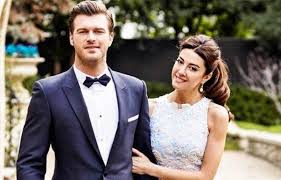 Bir süredir başak dizer`le aşk yaşayan yakışıklı oyuncu kıvanç tatlıtuğ, paris`teki türk büyükelçiliği başak dizer`in gelinlik tercihi sade ama çok şık bir özgür masur tasarımından yana oldu. Basak Dizer Gelin Saci Ve Gelinlik Modelleri Kiyafet Kombinleri