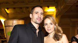 Kristýna (lucie vondráčková) zcela podlehla kouzlu svůdného ředitele zikmunda (jiří langmajer) a rozdává si to s ním u okna v jeho luxusní vile. Lucka Vondrackova Zvodna A Usmiata Moze Za To Tento Muz Hviezdne Kauzy Koktail Pravda Sk