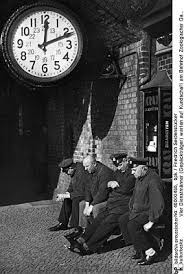 1932 Vier Gepaecktraeger Warten Auf Kundschaft Am Bahnhof Zoologischer Garten Berlin Geschichte Strassenfotografie Geschichte