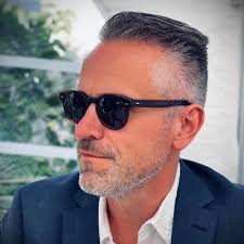 🕶 CHIMI-TÄVLING! 🕶 Nu har du och två kompisar möjlighet att vinna  _varsitt_ par solglasögon från CHIMI! 😎 Tävla genom att: • Gilla och dela  inlägget • Kommentera inlägget med rätt svar