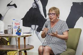 Maria vieira (2 de março de 1957) é uma atriz portuguesa, tendo sido uma das atrizes de televisão mais acarinhadas pelo público. Maria Vieira Abracada A Andre Ventura Em Manifestacao Do Chega