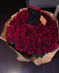 Classy Luxury Inspiration On Instagram B6a Bukhari Surprise Gift Luxurygifts Roses Redros Luxury Flowers Rose Bouquet Valentines Gifts